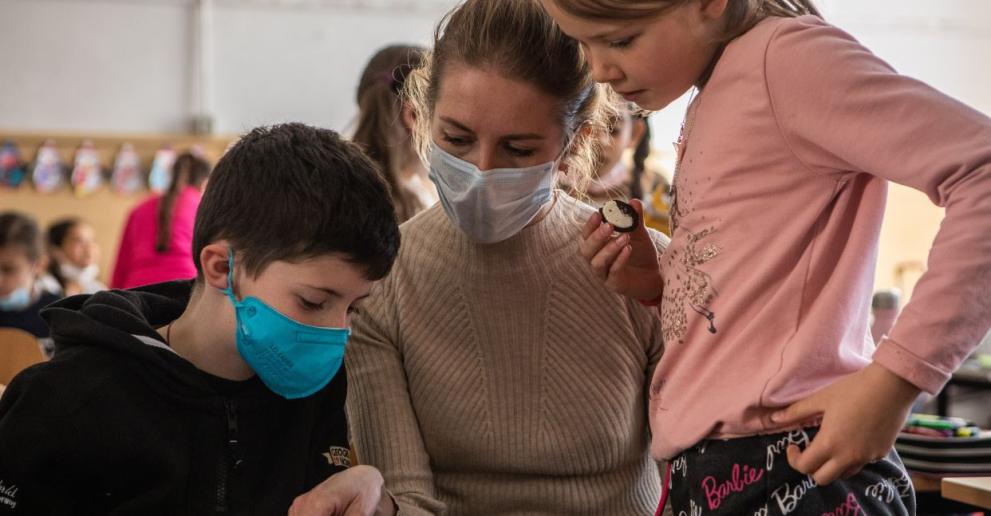 A Ukrainian mother and her two children during class time in a school in Varese (Italy)